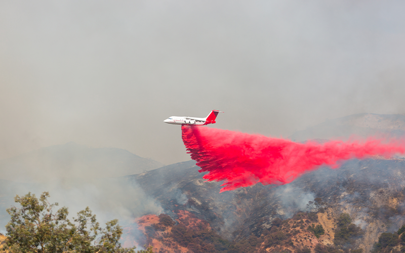 Plane dropping fire retardant