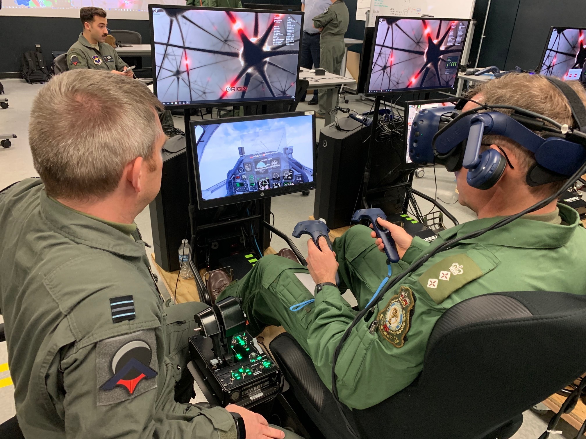 Цель военных игр. Виртуальная реальность военные. VR-тренажер для пилотов. ВР В военных технологиях. VR тренажер для летчиков.