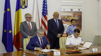 Image of Janusz Zakrecki, President of PZL Mielec, and Cătălin-Paul Dache, General Inspector of the General Aviation Inspectorate sign contract for Romania to procure an additional Polish-built S-70M Black Hawk