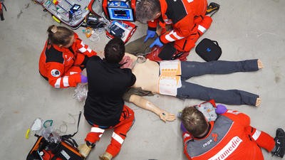 Paramedic's practising on manikin