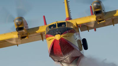 Canadair plane firefighting
