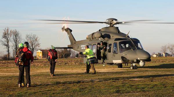 15thWING A rescue team boarding an HH-139A  SAR2019 (1)