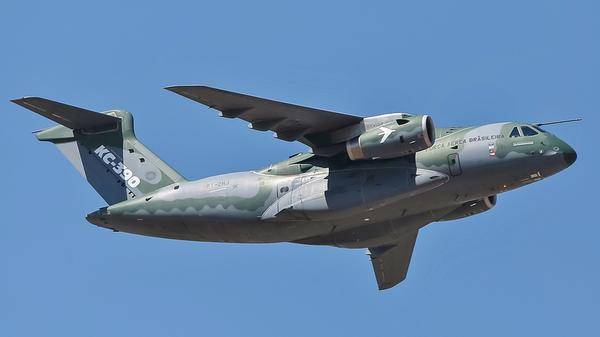 1280px-Embraer_KC-390,_PT-ZNJ_-_Desfile_Cívico_2018_(cropped)