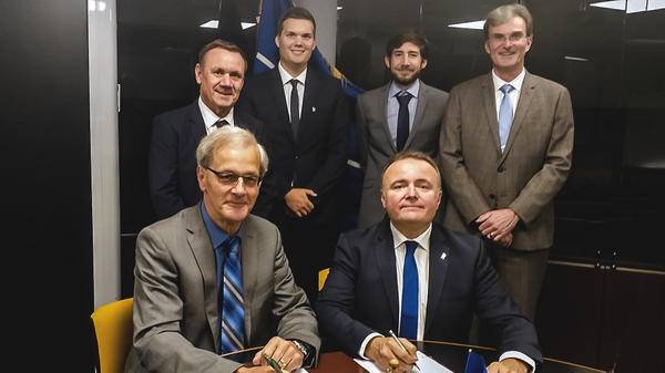 General Manager of NAHEMA Mr Fialkowski and CEO of Reiser Dr. Sperl signing the MTR contract