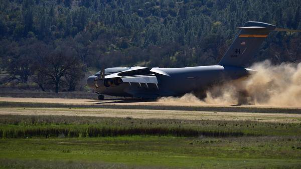 A USAF C-17