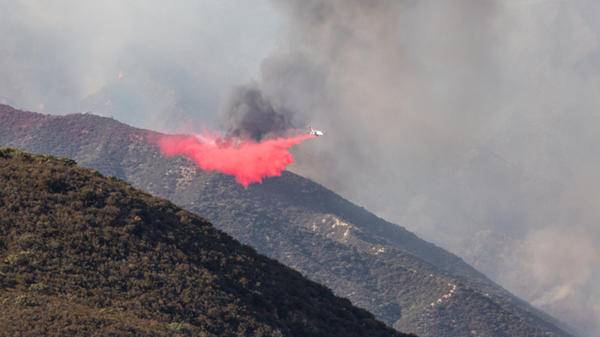 forest fire aircraft droppping retardant
