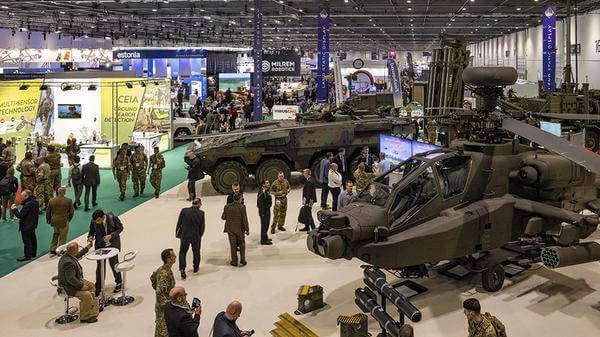 Estonian pavilion in background at DSEI 2021 (1) small