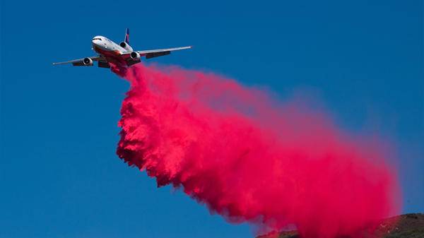 Red fire retardant, Aeroplane, Blue sky, Hill