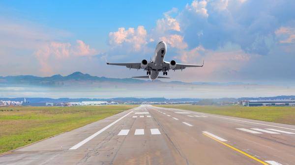Image of SAF (sustainable aviation fuel) aircraft taking off on runway