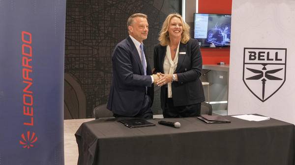 Image of Bell and Leonardo signing MoU