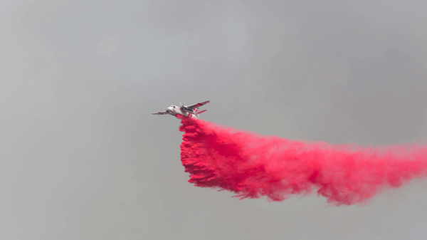 Plane dropping fire retardant