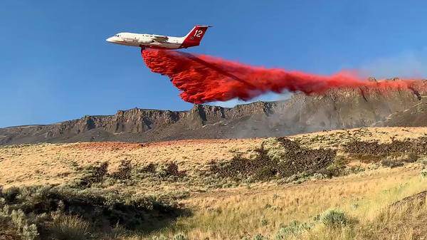 Plane dropping fire retardant
