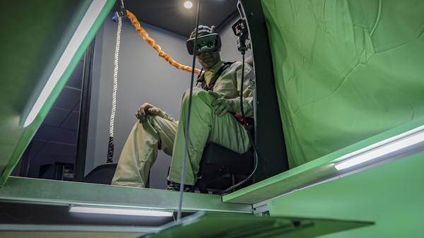Entrol hoist operator simulator