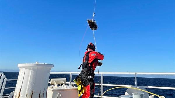 Coast guard sorting out hoist