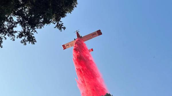 Plane dropping fire retardant