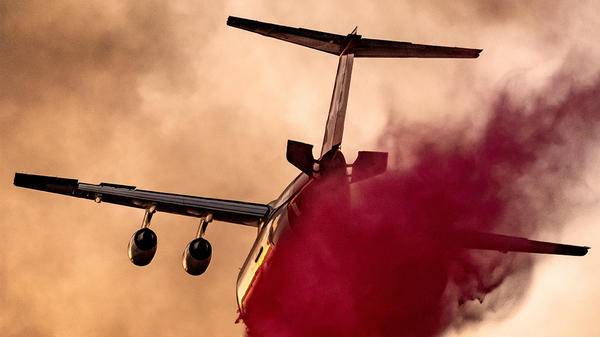 Plane dropping fire retardant