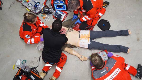 Paramedic's practising on manikin