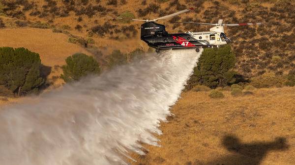 Helicopter dropping fire retardant