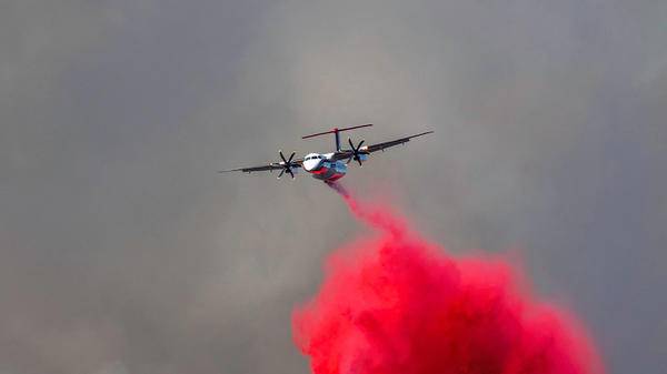 Plane dropping fire retardant
