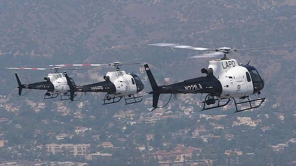 Helicopters flying in unison