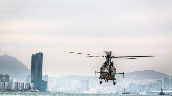 helicopter landing hong kong harbour