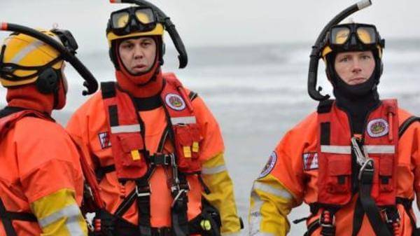 USCG advanced helicopter rescue school swimmers