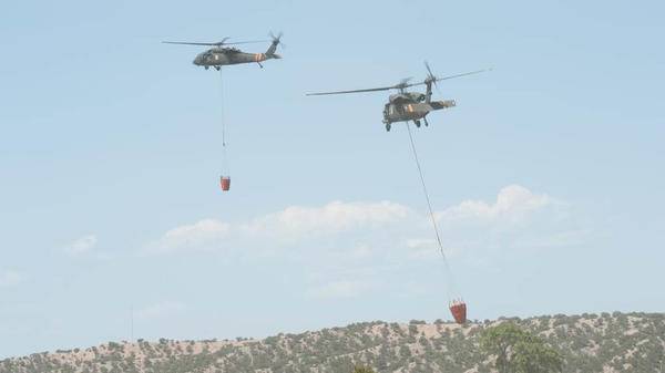 Black Hawk helicopters drafted in to fight fires in Colorado 