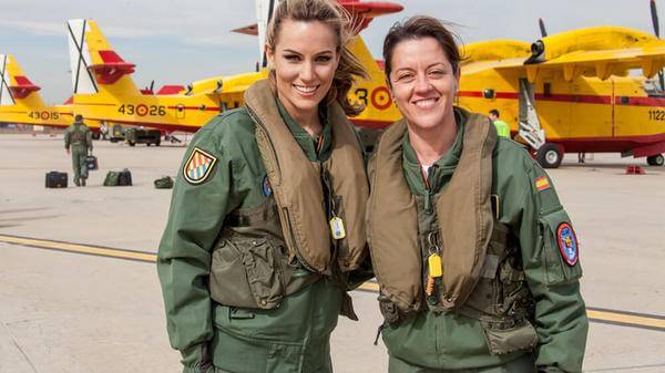 Singer Edurne visits Spanish Air Force firefighters