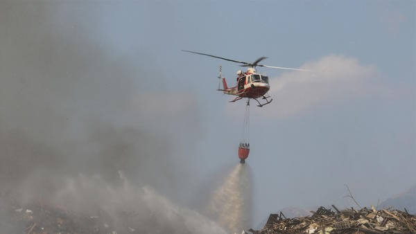 Helicopter dropping fire retardant