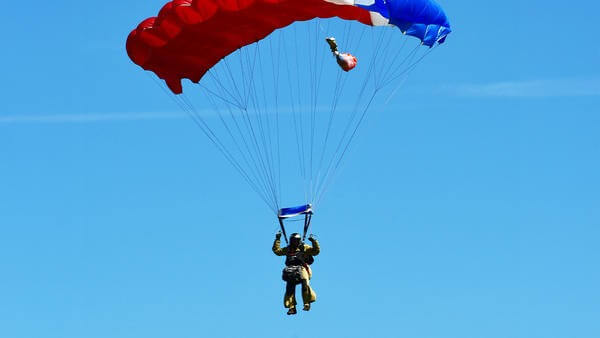 Parachuter